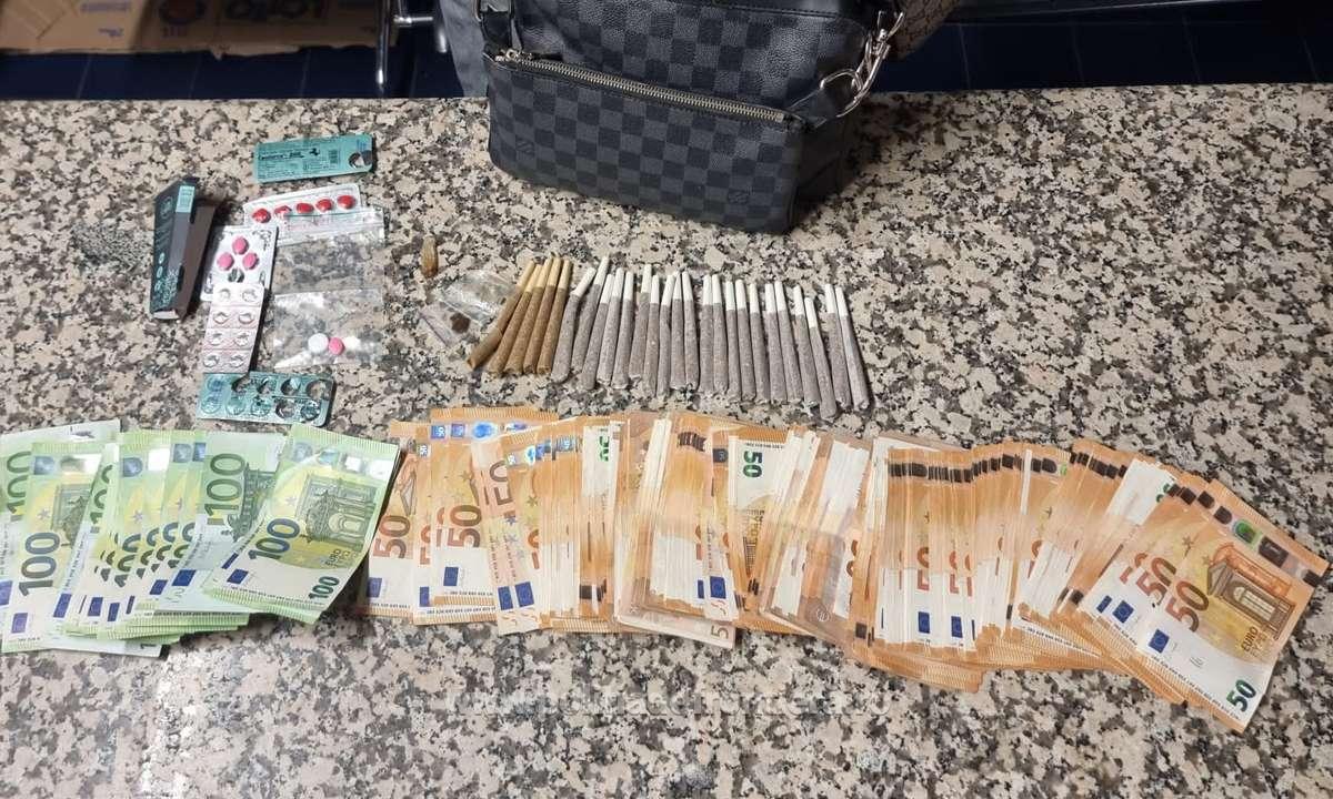 Un sirian venit în România din Olanda a adus cu el 26 de țigări cu cannabis, pastile și 12.600 de euro ascunși în bagaj