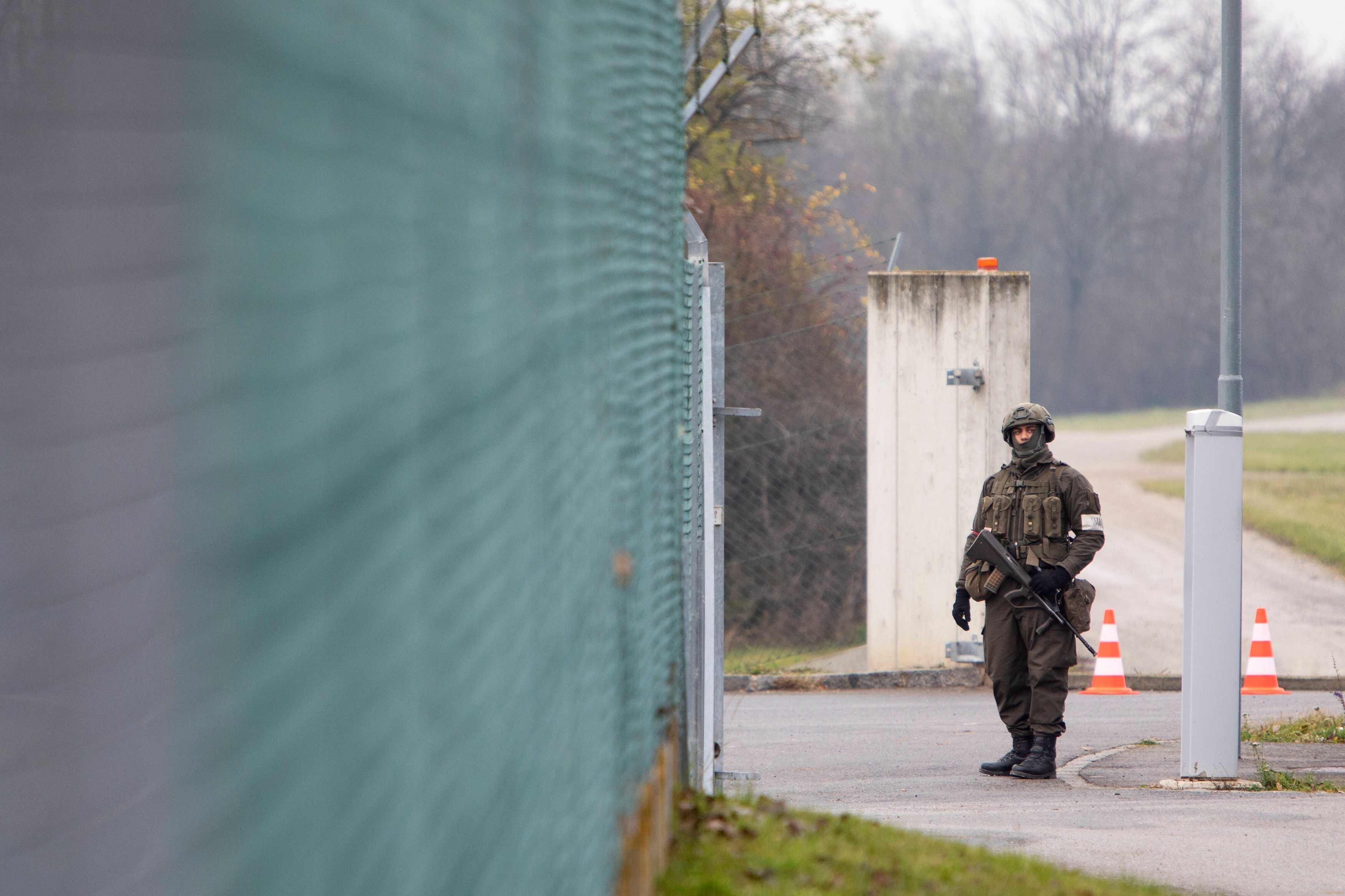 Un ofițer și un soldat s-au împușcat într-o cazarmă din Austria. Soldatul a deschis focul și tot el a murit