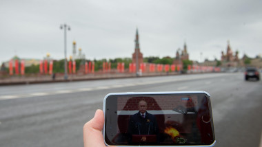 imaginea lui Vladimir Putin pe ecranul unui telefon mobil în Piața Roșie