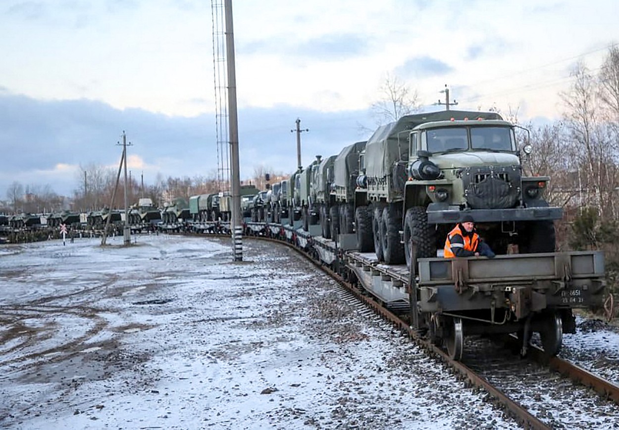 Un tren cu soldați ruși și echipamente de război a sosit în Belarus, iar Lukașenko a vizitat o bază militară