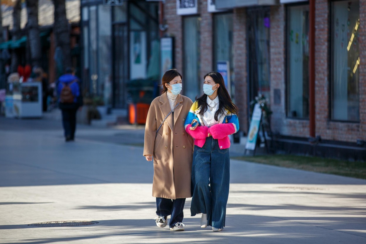 De ce încearcă tinerii chinezi să se infecteze cu Covid, după ce Beijingul a renunțat la restricții