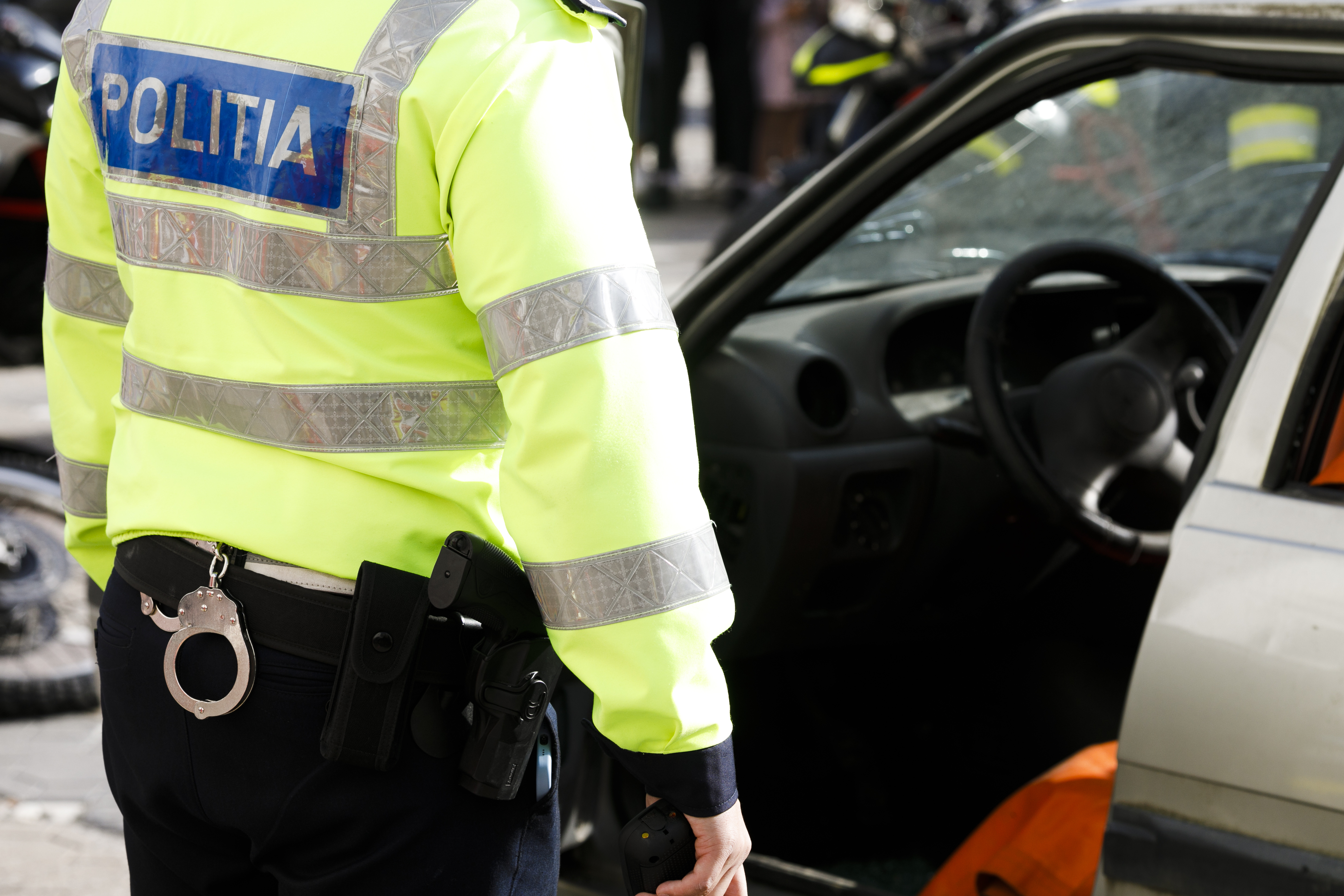 Şeful Poliţiei Rutiere Ploieşti rămâne în funcţie, deşi documente ale instituţiei au fost scoase şi arse pe câmp. Explicația conducerii