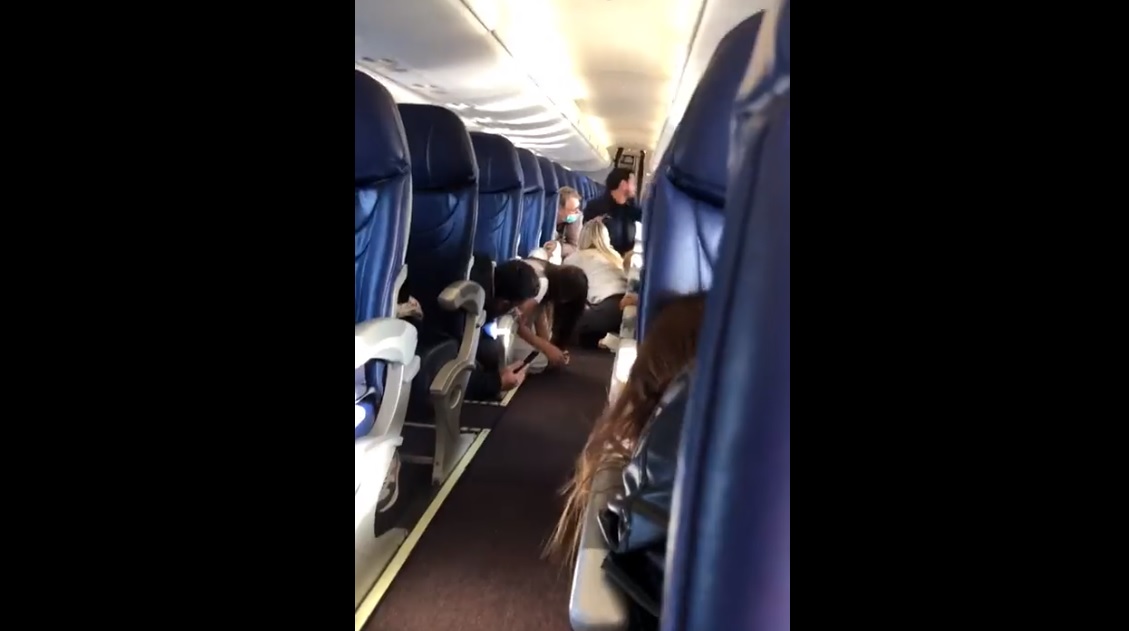 Momente dramatice filmate într-un avion lovit de gloanțe trase de traficanții de droguri din Mexic, după arestarea fiului lui El Chapo