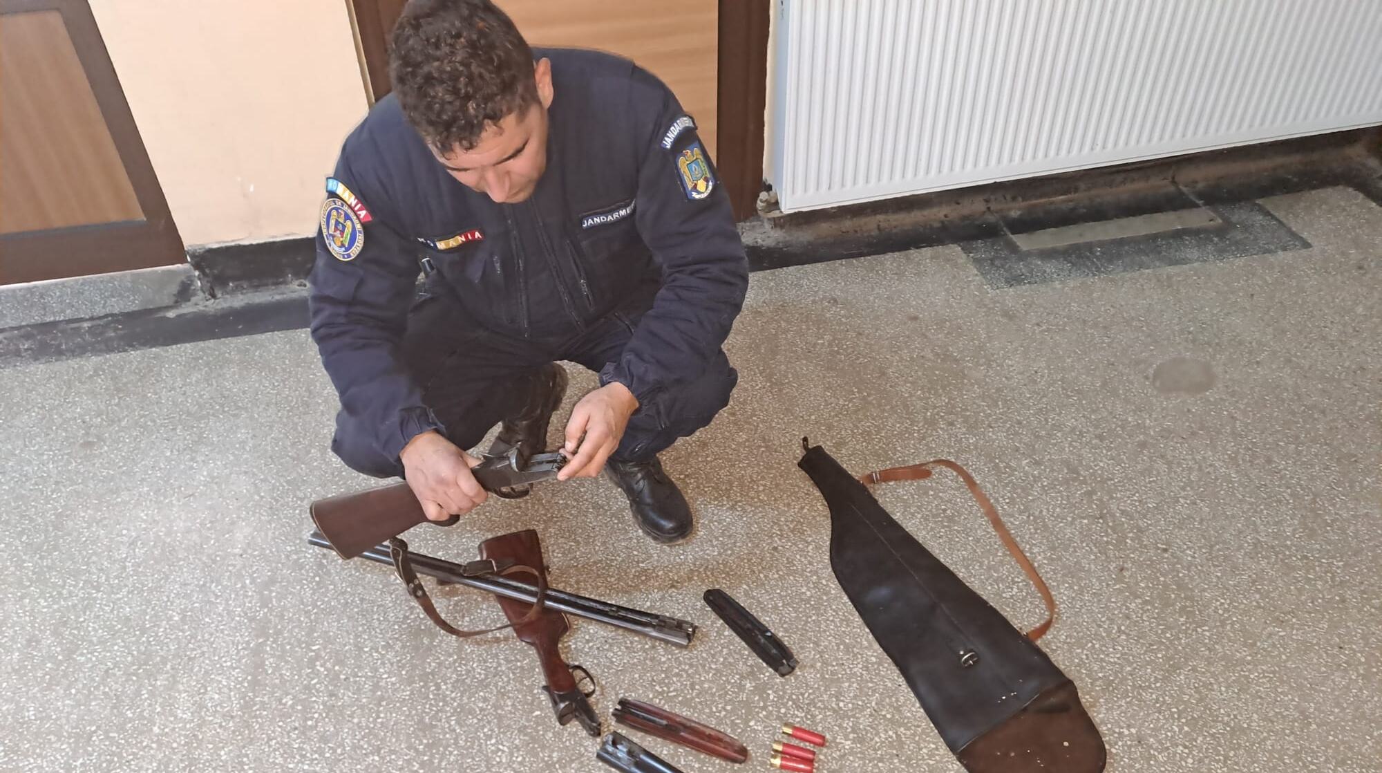 Doi bărbaţi de 86 şi 78 de ani au fost prinşi în timp ce trăgeau cu puşca în curtea unei biserici