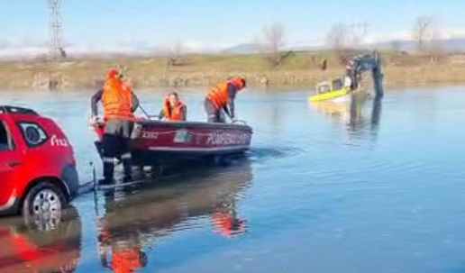 VIDEO. Misiune de salvare în Gorj. Un bărbat a rămas blocat cu excavatorul în apele râului Jiu