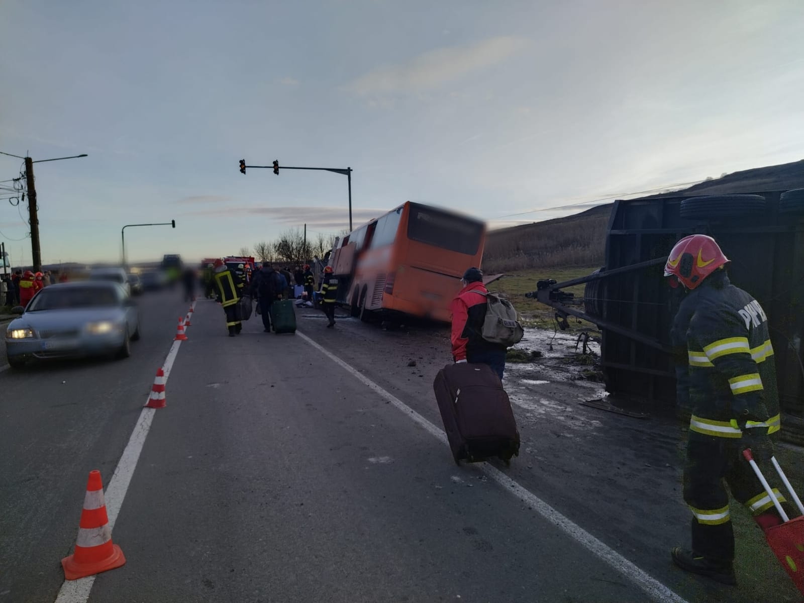 Un autocar cu 52 de persoane a fost implicat într-un accident rutier în județul Cluj