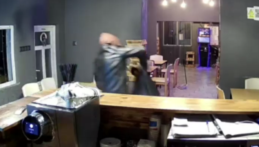 VIDEO. Barman bătut și jefuit de trei bărbați care purtau cagule