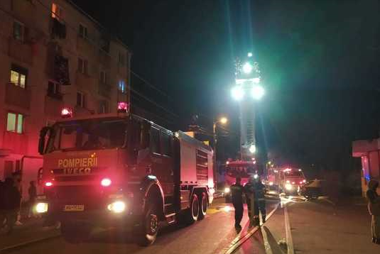 Incendiu într-un bloc de locuinţe în Hunedoara. 73 de persoane au părăsit clădirea