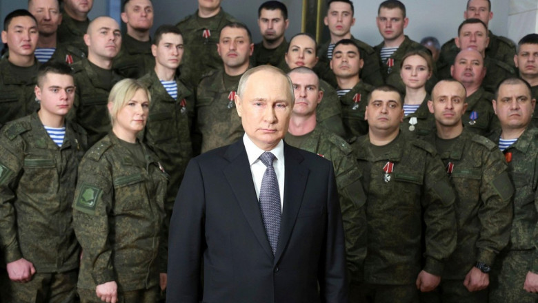 Vladimir Putin, înconjurat de militari în timpul discursului de Anul Nou