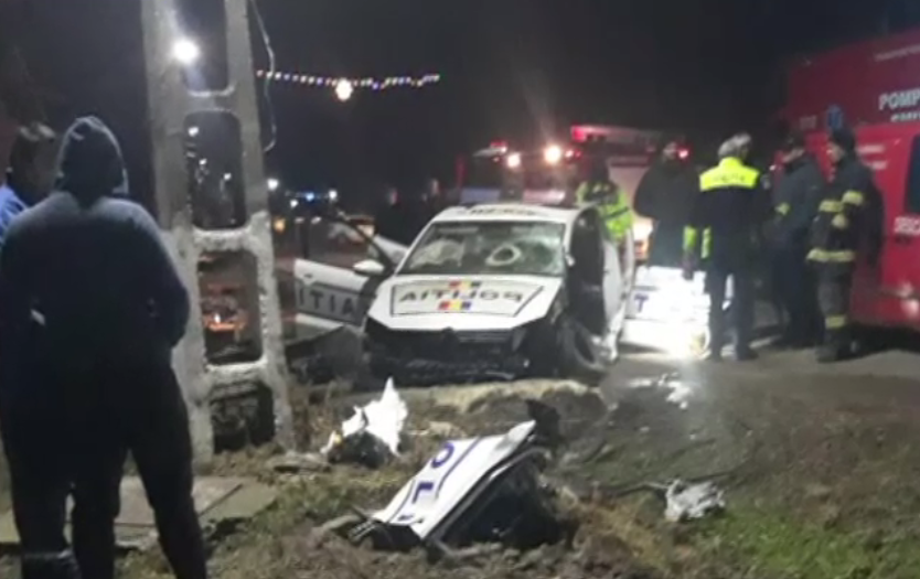 VIDEO. Mașină de poliție făcută praf după o urmărire ca-n filme. Un polițist și un pieton, răniți