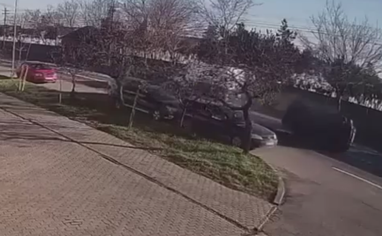 VIDEO. Un șofer care nu s-a asigurat la plecarea de pe loc a provocat un accident în care au fost avariate 5 mașini