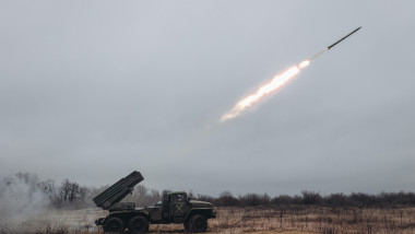 Lansator de rachete al armatei ucrainene lansează o rachetă