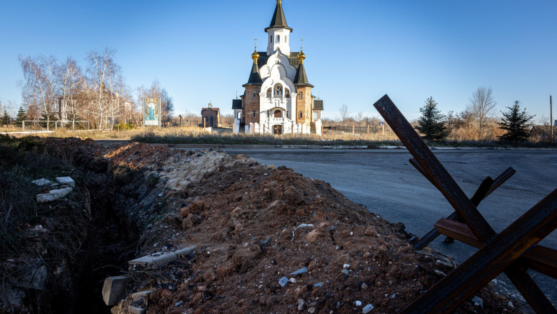 imagine cu biserica din centrul orașul Soledar, Ucraina