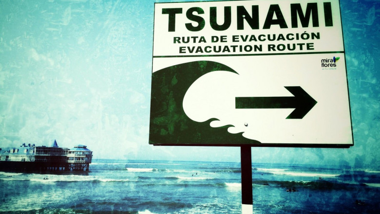 Indicator de alertă de tsunami pe o plajă din Peru