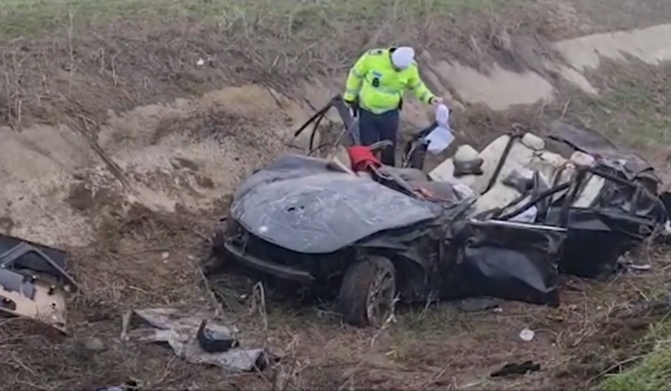 FOTO. Trei bărbaţi au murit după ce s-au răsturnat cu BMW-ul într-un canal de irigaţii dezafectat