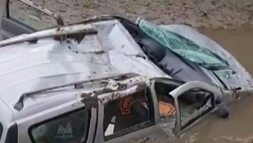 VIDEO. Intervenție a elicopterului SMURD după ce o mașină a căzut într-un canal de colectare a apei