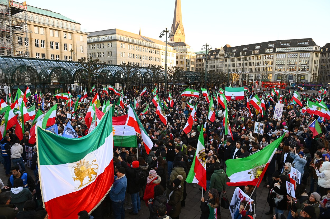 Mii de oameni au ieşit pe străzi la Hamburg în semn de solidaritate cu protestatarii din Iran