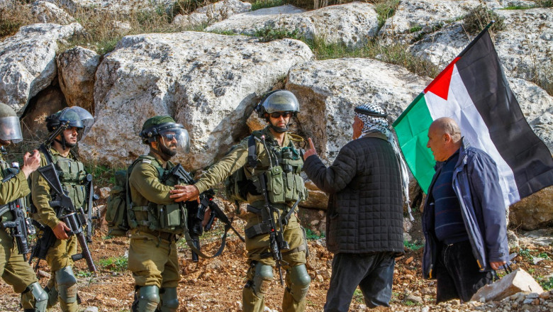 Protestatari palestinieni și soldați Israelieni