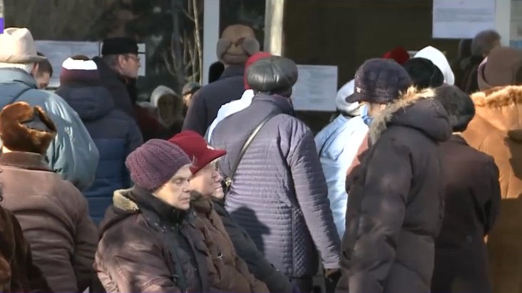 Scandal la ghișeele de impozite. Unii pensionari s-au așezat la coadă de la 4 dimineața și s-au revoltat că au intrat alții înainte