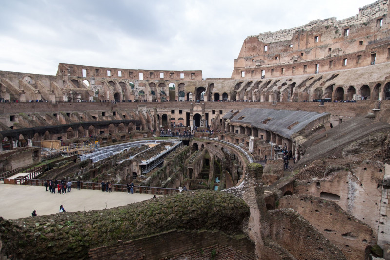 Imagine din interiorul Colosseumului