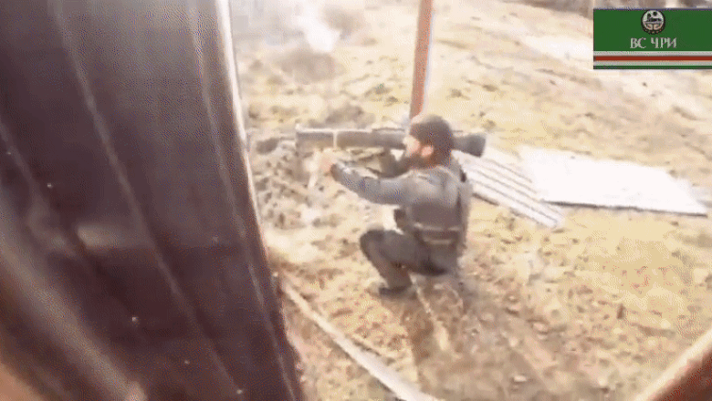 voluntar cecen pro-Ucraina trage cu un aruncător de grenade antitanc pe frontul de la Bahmut