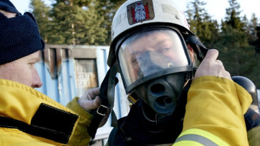 O femeie este antrenata de pompieri in Suedia