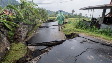 Un drum a crăpat în urma cutremurului din Indonezie din noiembrie 2022