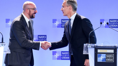 Charles Michel şi Jens Stoltenberg dau mana in timpul unei conferinte de presa sediul NATO