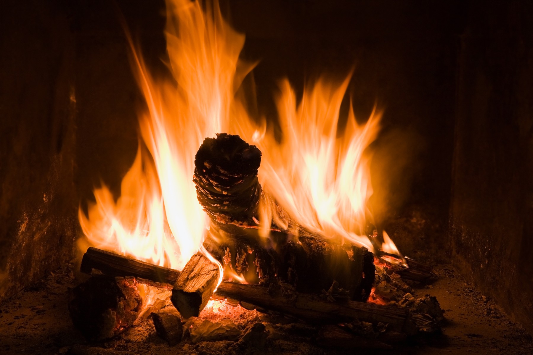 India: Femeie însărcinată în 7 luni, incendiată de soț și socri. Motivul este halucinant