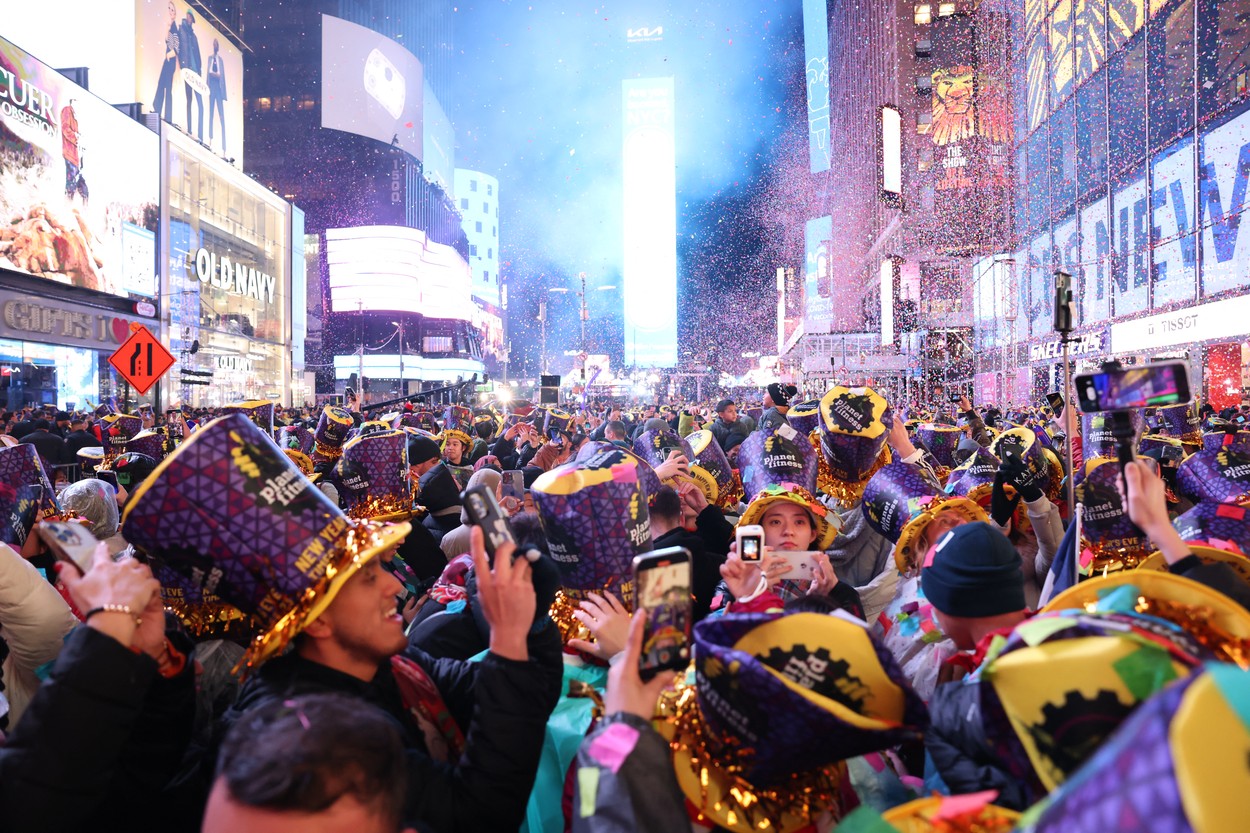 Revelion 2023 în Statele Unite. Imagini din Times Square, unde o mulțime imensă sărbătorește noul an