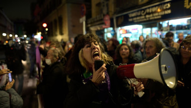 femei protesteaza