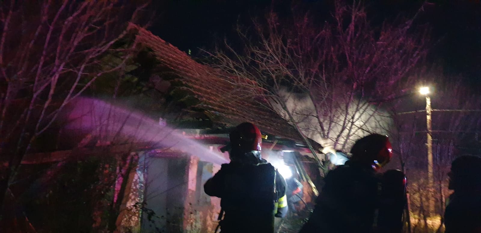 O casă și o mașină au luat foc de la artificii, în Satu Mare. Casa a fost distrusă în totalitate