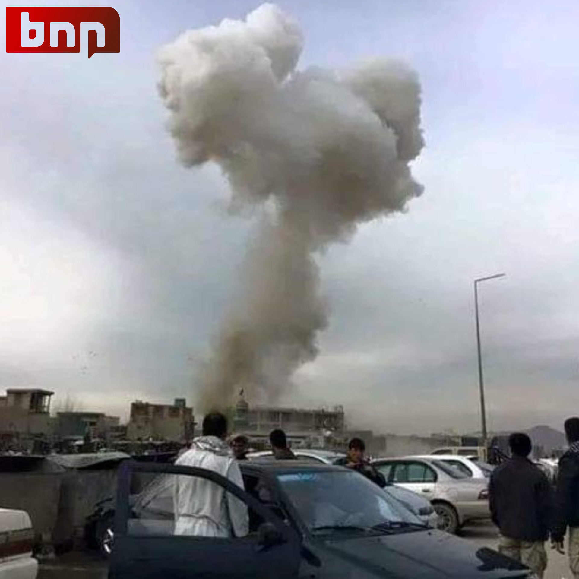 Morți și răniți după o explozie la intrarea pe aeroportul militar din Kabul