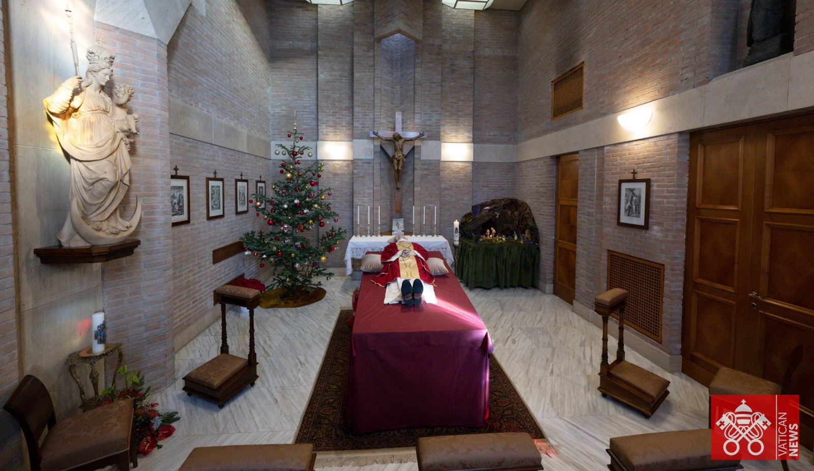 Primele imagini cu trupul defunctului papă Benedict al XVI-lea, publicate de Vatican