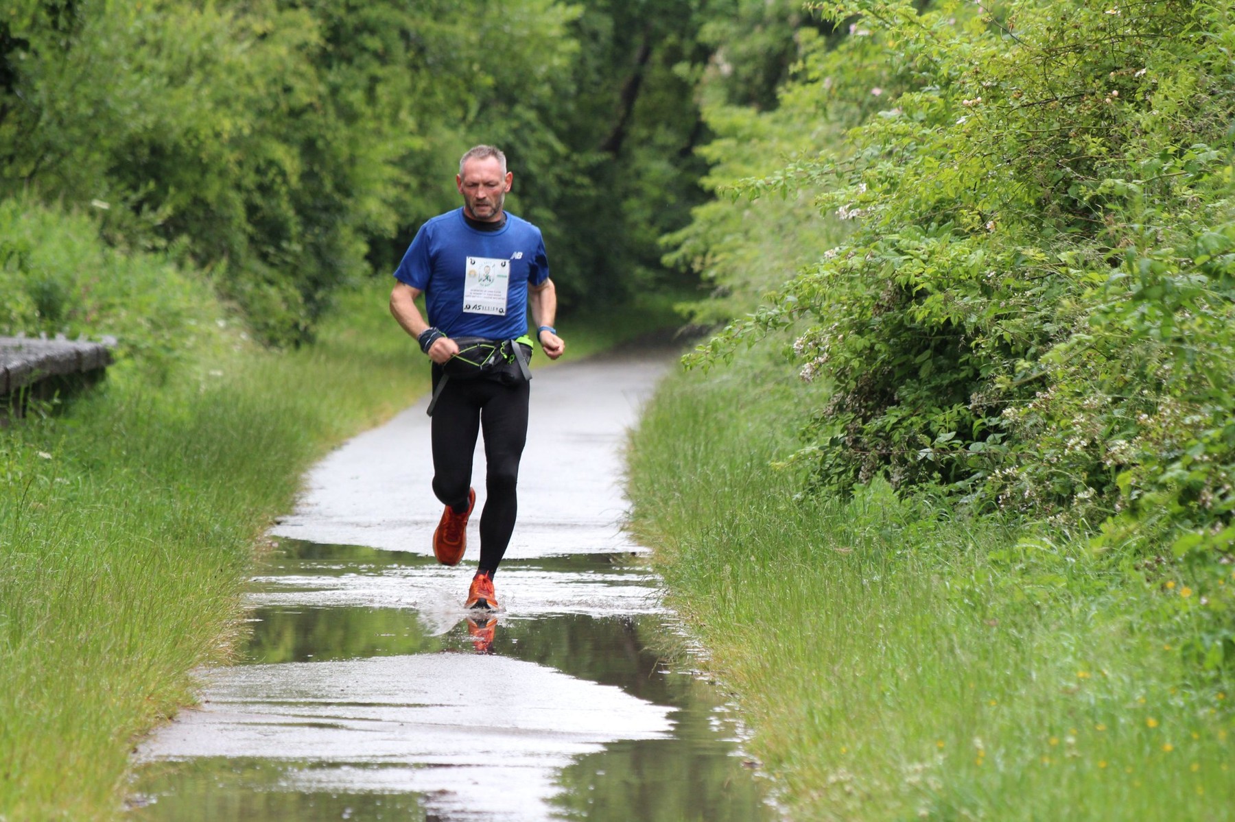 15.330 de km alergați într-un an. Un bărbat de 53 de ani a alergat un maraton în fiecare zi din 2022 pentru a strânge 1 milion de euro