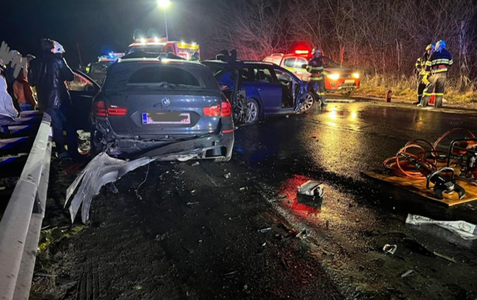FOTO. Şase victime, între care şi un copil de 5 ani, într-un accident petrecut pe DN 13