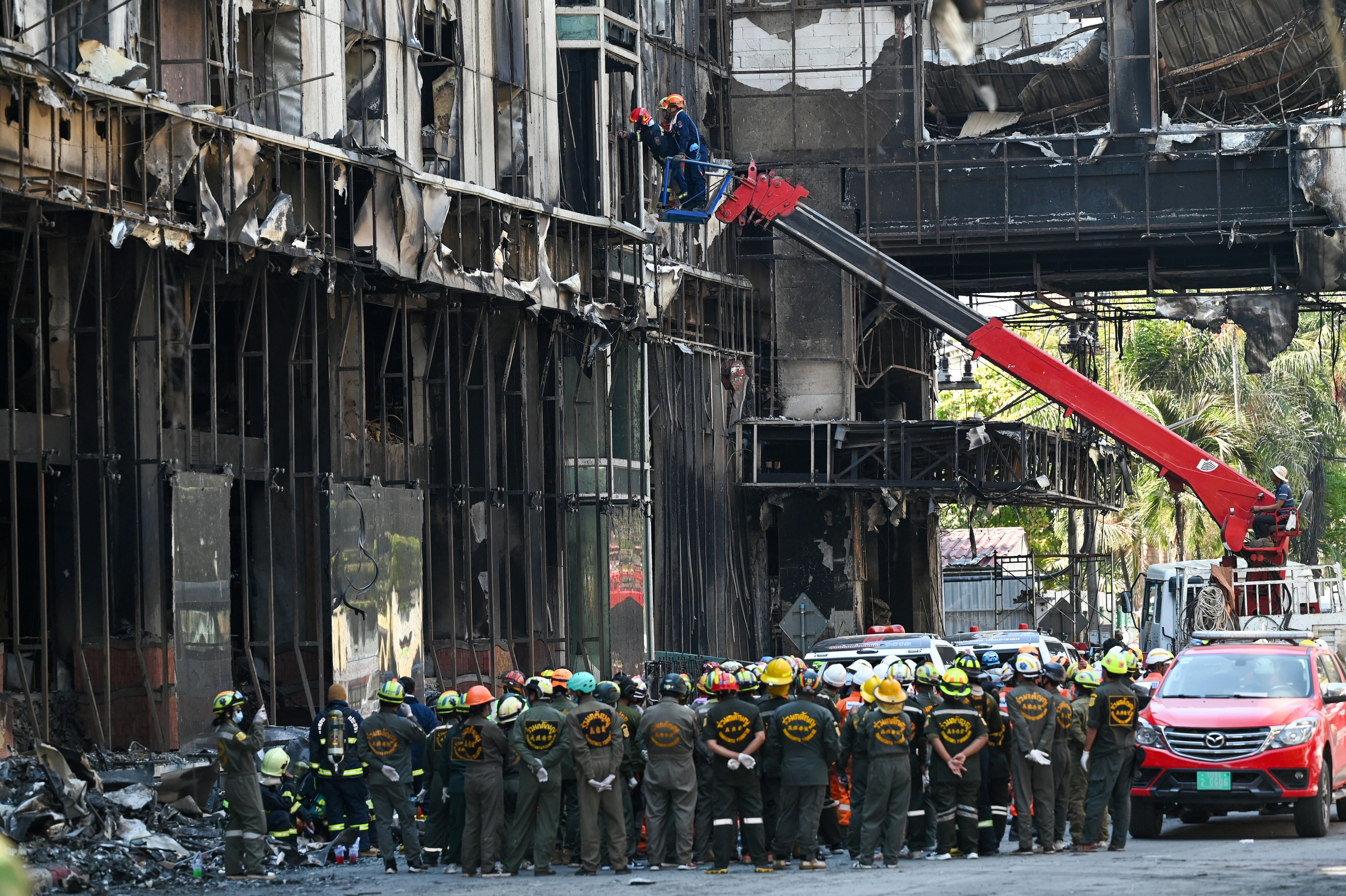 27 de morți și șapte victime neidentificate, bilanțul final după incendiul de la hotelul din Cambodgia, stins în 39 de ore