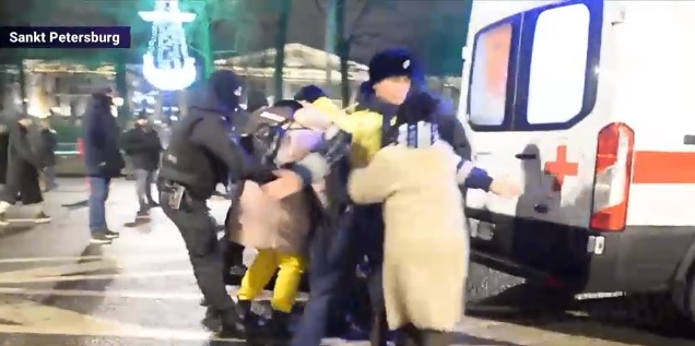 Zeci de bărbați ridicați de pe stradă în Rusia, de Revelion. Femeile au sărit să îi salveze, de teamă că vor fi duși pe front