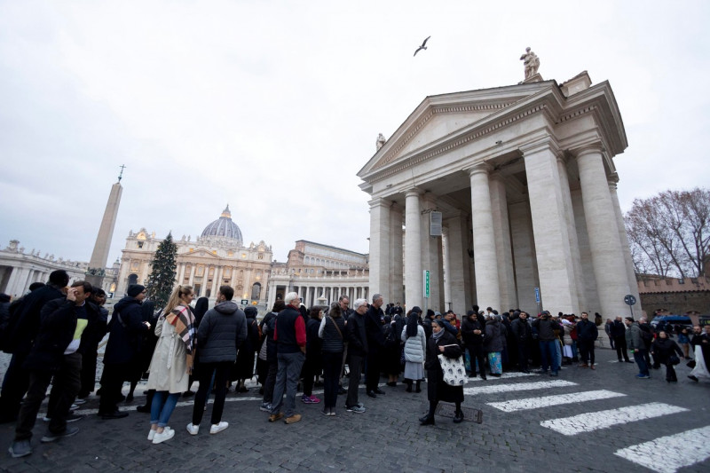 Ratzinger: centinaia fedeli in coda per entrare in basilica