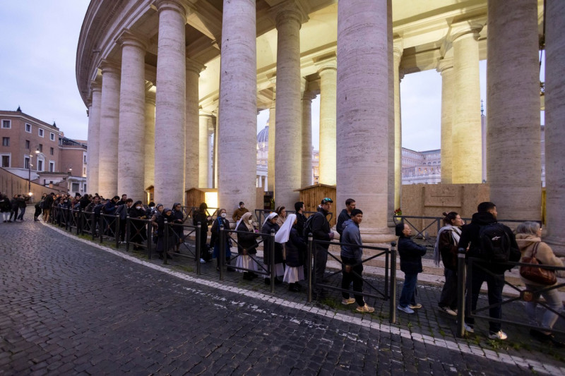 Ratzinger: centinaia fedeli in coda per entrare in basilica