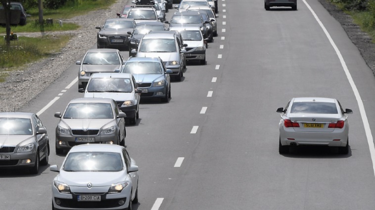 Se circulă în coloană pe Valea Prahovei, cozile de mașini se întind pe câțiva kilometri la Comarnic și Bușteni