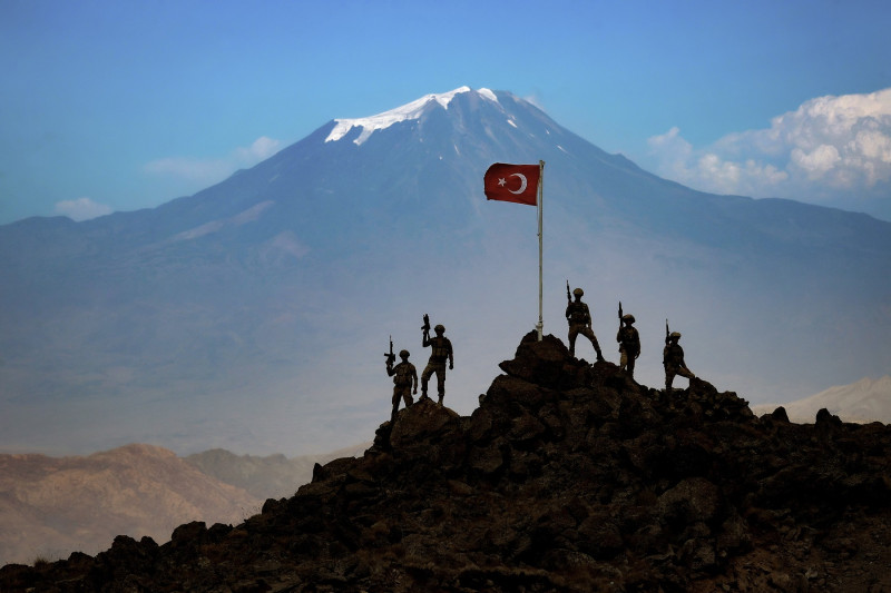 Soldați turci pe vârf de munte