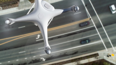 drona monitorizează traficul