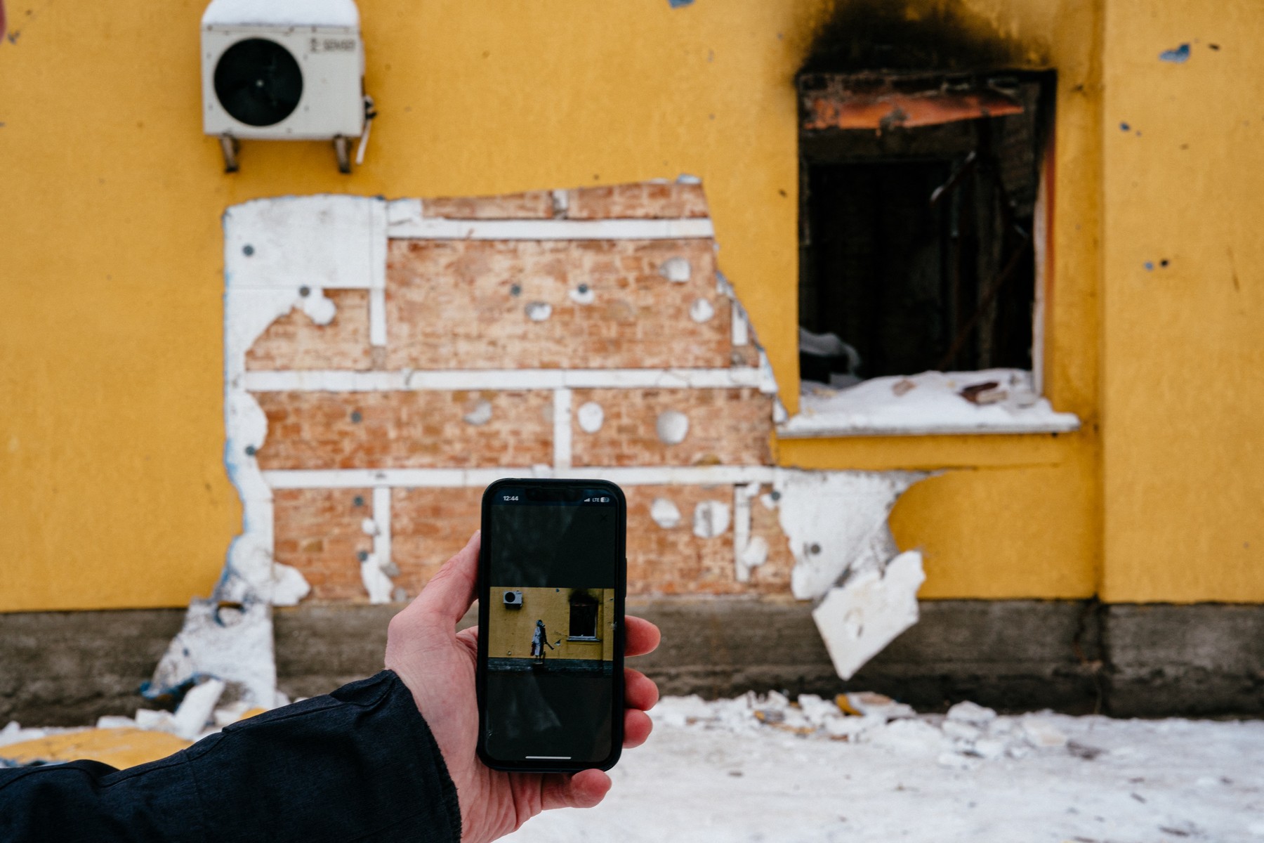 FOTO Un bărbat care ar fi furat de pe un perete din Ucraina un graffiti făcut de Banksy ar putea sta 12 ani la închisoare