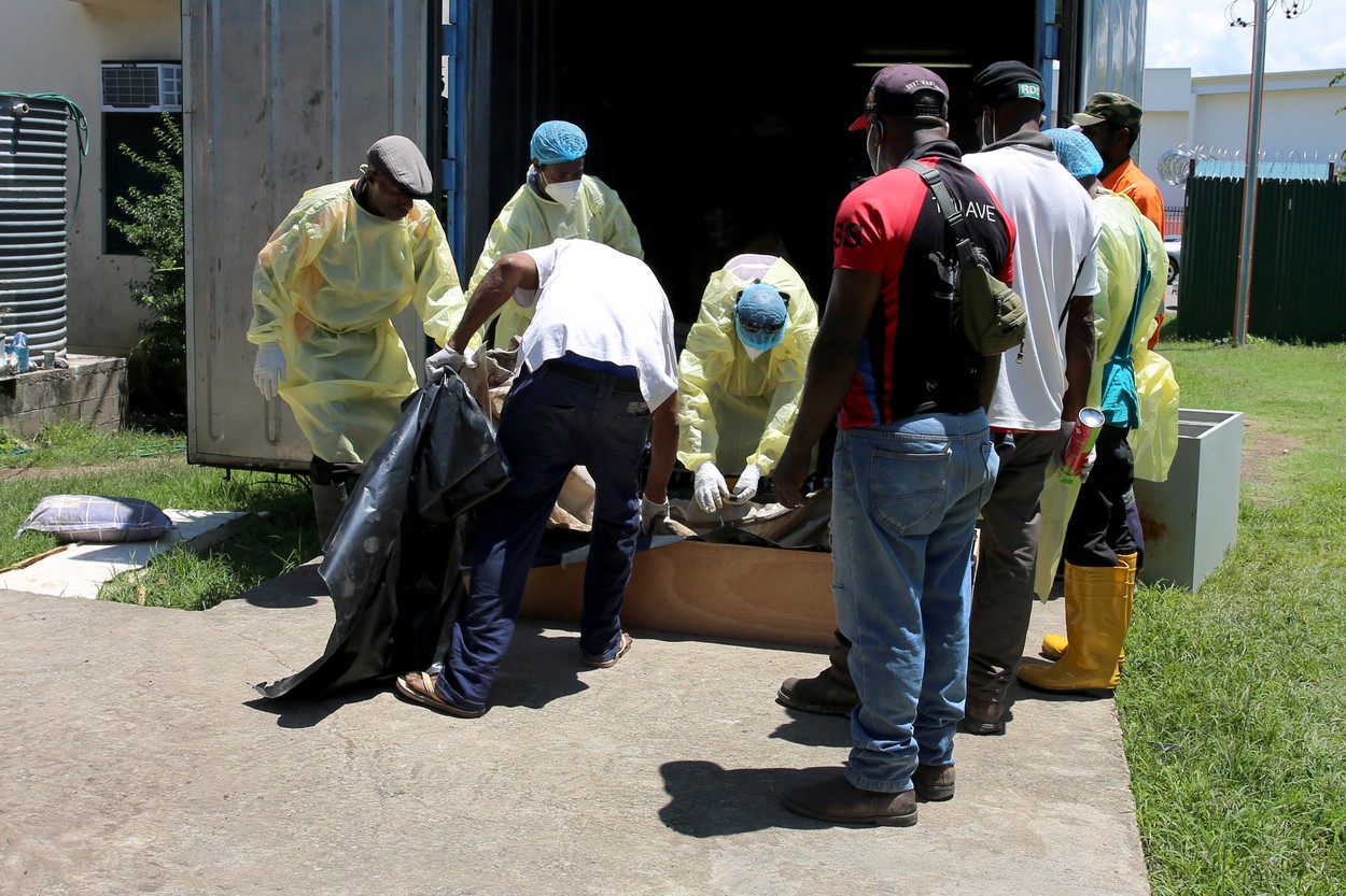 Cadavre în descompunere, lăsate în afara unui spital mare din Papua Noua Guinee. În morgă nu mai este niciun loc