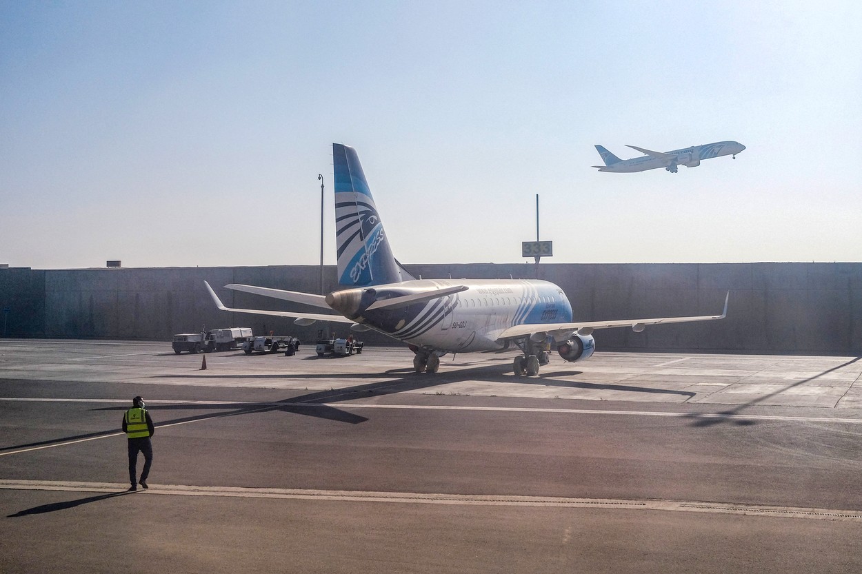 Un bărbat a fost înghițit de motorul unui avion pe un aeroport din SUA