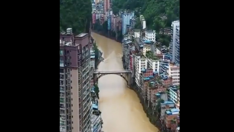 blocuri inalte pe malurile inguste ale riului nanxi, in orajul yanjin, china