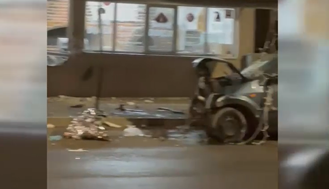 Un șofer în vârstă de 22 de ani a intrat cu mașina într-un fast-food din Capitală