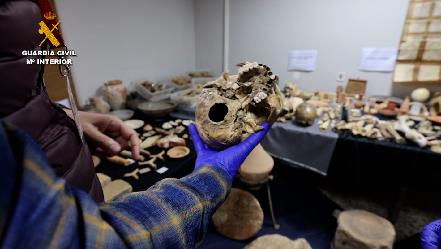 Doi bărbați din Spania, suspectați că au furat sute de artefacte și oase umane vechi de 5.000 de ani. Cum au încercat să scape de vină