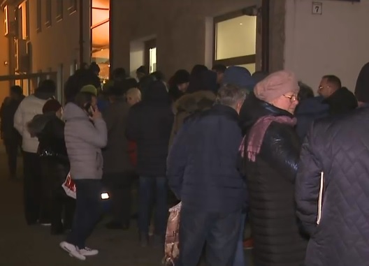 Clujenii s-au înghesuit la ghișee pentru locuri de parcare, pe motiv că e mai sigur decât să facă cerere online
